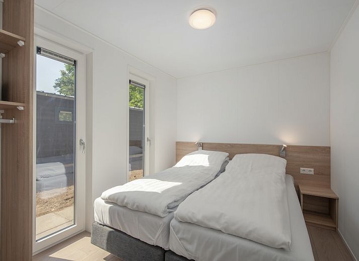 Lodge 6 in Mierlo, De Peel, Nordbrabant, ein modernes Ferienhaus mit Terrasse, umgeben von gruener Natur.