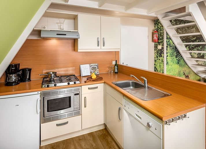 Gezellige woonkamer in W6A Comfort bungalow, Mierlo, De Peel, Noord Brabant met uitzicht op terras en natuur.