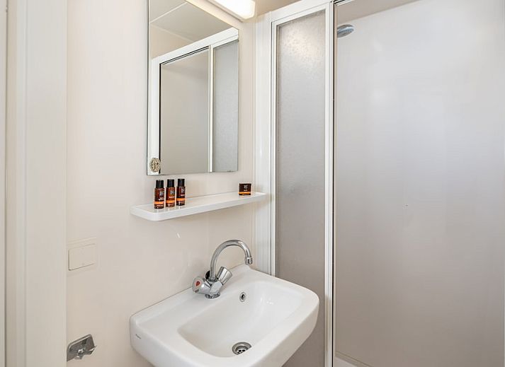 Eetkamer en zithoek in W6A Comfort vakantiehuis, Mierlo, De Peel, Noord Brabant met veel natuurlijk licht.