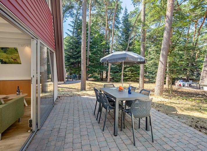 Eetkamer en zithoek in W6A Comfort vakantiehuis, Mierlo, De Peel, Noord Brabant met veel natuurlijk licht.