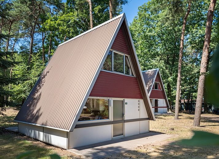 Cozy dining area in W4A Comfort bungalow, Mierlo, overlooking terrace and green nature of De Peel, North Brabant.