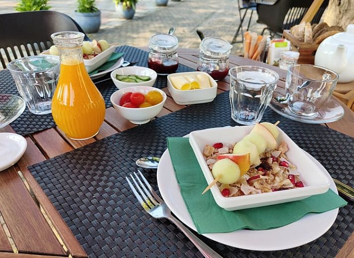 Voordeur met bloeiende boom bij Vakantiehuis in Mierlo, De Peel, Noord Brabant.