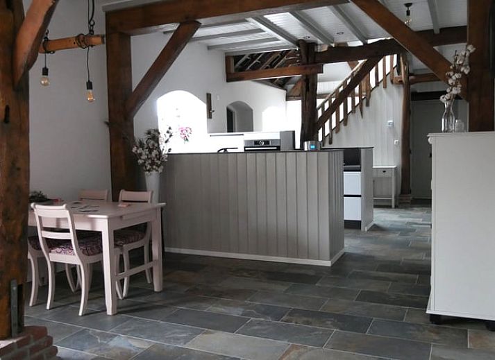 Voordeur met bloeiende boom bij Vakantiehuis in Mierlo, De Peel, Noord Brabant.