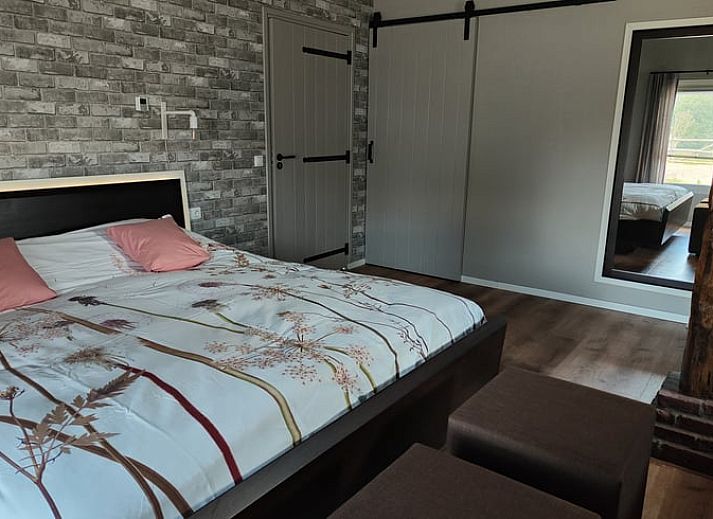 Groene weide met bloesembomen bij Vakantiehuis in Mierlo, De Peel, Noord Brabant.