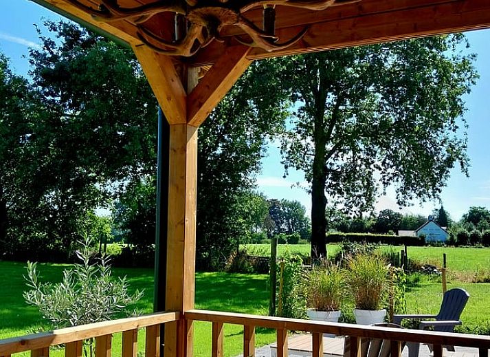 Vakantiehuis in Mierlo, Noord Brabant met houten buitenkant en groene tuin.