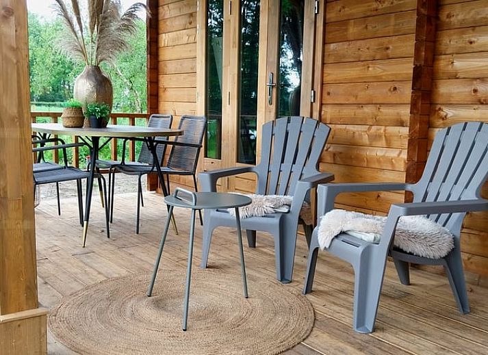 Vakantiehuis in Mierlo, Noord Brabant met houten buitenkant en groene tuin.