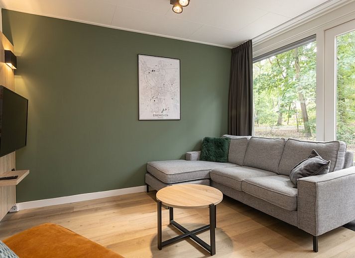 Bungalow 4 in Vlierden, De Peel, Noord Brabant, omgeven door bosrijke natuur met een gezellig terras voor een ontspannen verblijf.