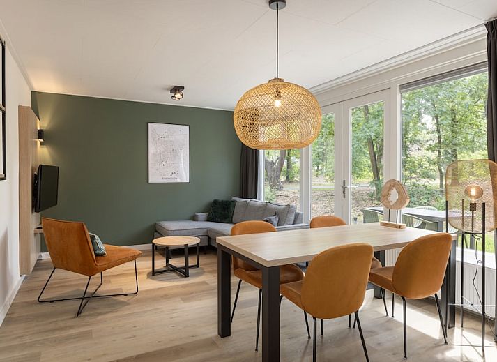 Bungalow 4 in Vlierden, De Peel, Noord Brabant, omgeven door bosrijke natuur met een gezellig terras voor een ontspannen verblijf.