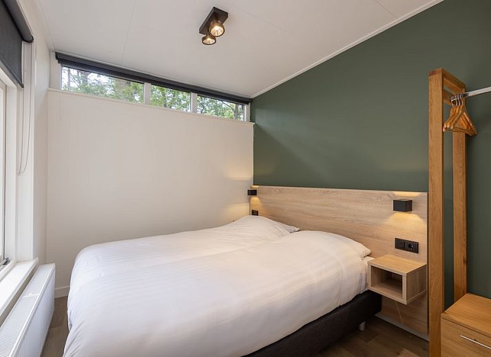 Gezellige woonkamer in Bungalow 4, vakantiehuis in Vlierden, De Peel, Noord Brabant met comfortabele zithoek en uitzicht op de natuur.