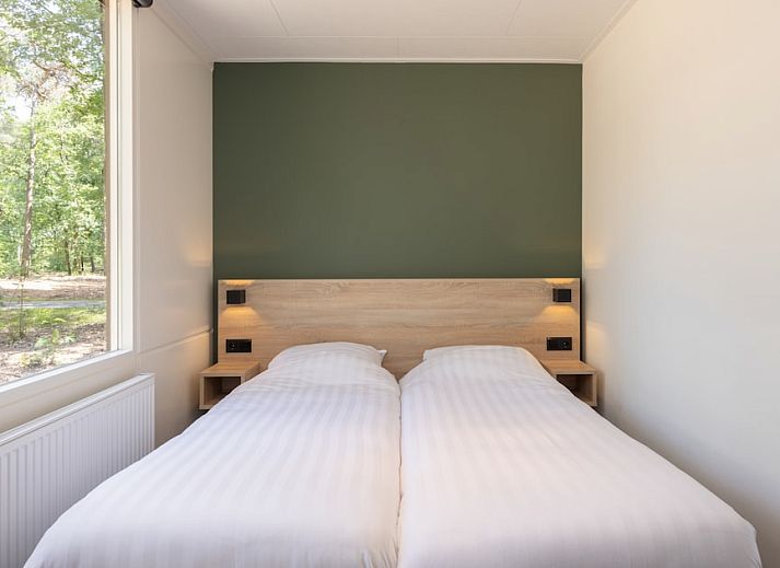 Gezellige woonkamer in Bungalow 4, vakantiehuis in Vlierden, De Peel, Noord Brabant met comfortabele zithoek en uitzicht op de natuur.