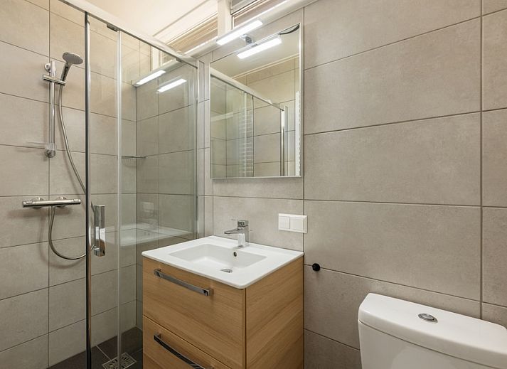 Gezellige woonkamer in Bungalow 4, vakantiehuis in Vlierden, De Peel, Noord Brabant met comfortabele zithoek en uitzicht op de natuur.