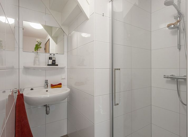 Gemuetliches Wohnzimmer der Villa 6+2, Ferienhaus in Someren, De Peel, Nordbrabant mit Blick auf den Garten.