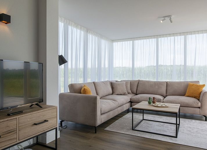 Villa 6D in Someren, De Peel, Nordbrabant, ein charmantes Ferienhaus mit Reetdach und Sonnenterrasse, umgeben von gruener Natur.