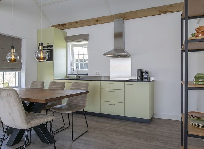 Villa 6D in Someren, De Peel, Nordbrabant, ein charmantes Ferienhaus mit Reetdach und Sonnenterrasse, umgeben von gruener Natur.