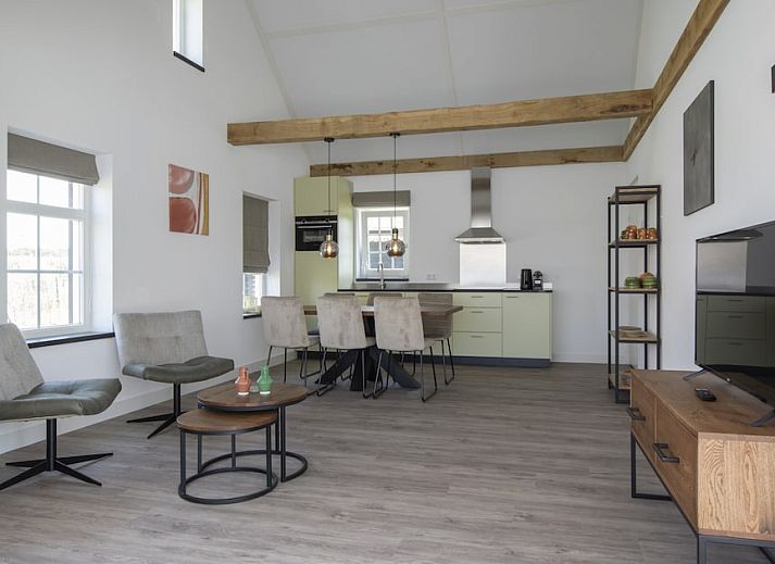 Stilvolles Wohnzimmer in der Villa 6D, einem Ferienhaus in Someren, De Peel, Nordbrabant, mit bequemem Sofa und Tageslicht.