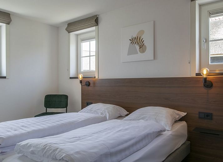 Stilvolles Wohnzimmer in der Villa 6D, einem Ferienhaus in Someren, De Peel, Nordbrabant, mit bequemem Sofa und Tageslicht.