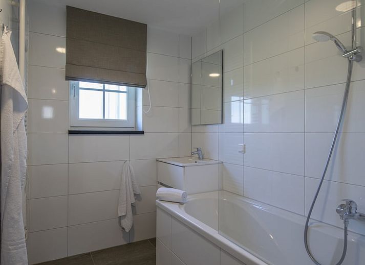 Stilvolles Wohnzimmer in der Villa 6D, einem Ferienhaus in Someren, De Peel, Nordbrabant, mit bequemem Sofa und Tageslicht.