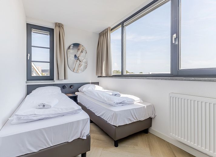 Gezellige woonkamer in 10-persoonsbungalow 10EL, Someren, met uitzicht op de natuur.