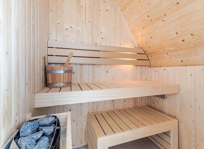 Stijlvolle zithoek in vakantiehuis 10-persoonsbungalow 10EL, Someren, Noord Brabant.