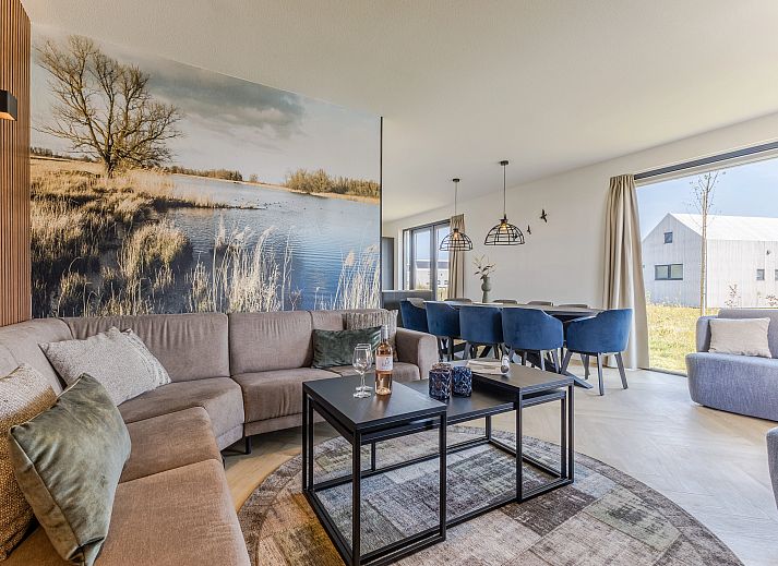 Eetkamer met grote tafel in 10-persoonsbungalow 10EL, Someren, De Peel.