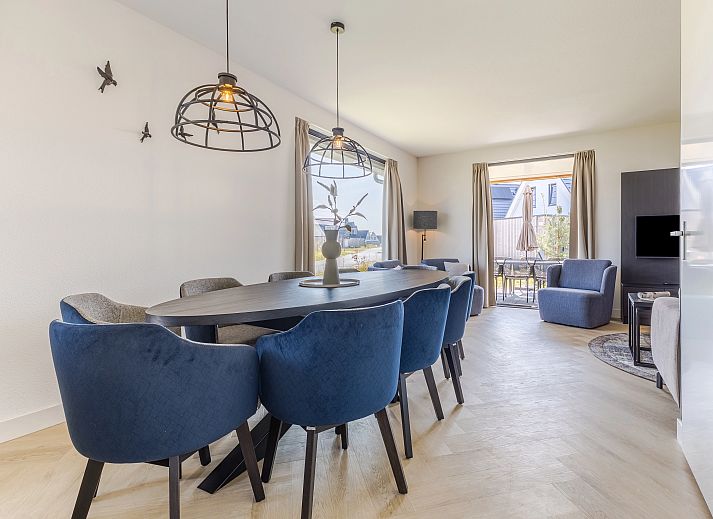 Eetkamer met grote tafel in 10-persoonsbungalow 10EL, Someren, De Peel.