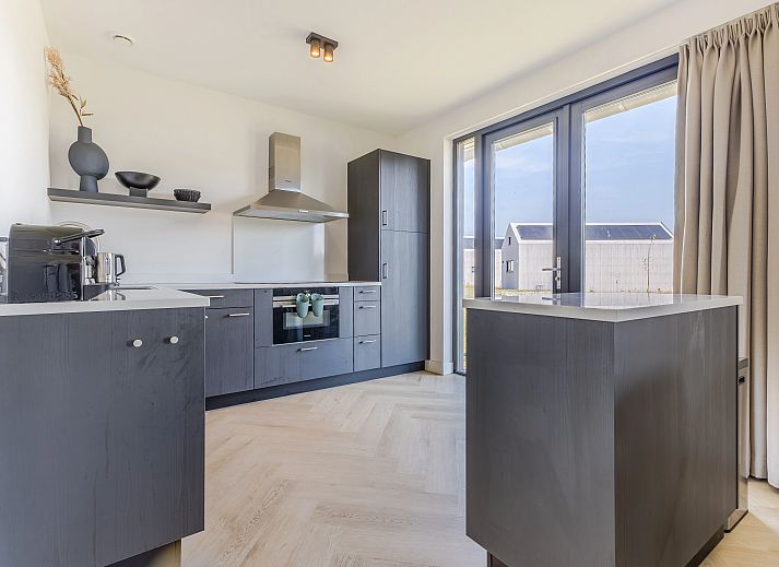 Eetkamer met grote tafel in 10-persoonsbungalow 10EL, Someren, De Peel.