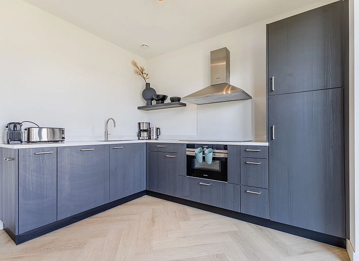 Eetkamer met grote tafel in 10-persoonsbungalow 10EL, Someren, De Peel.