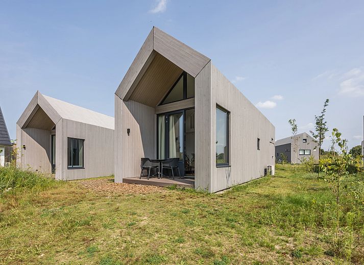 4-Personen-Huette 4B5 in Someren, De Peel, mit moderner Holzfassade und Terrasse.