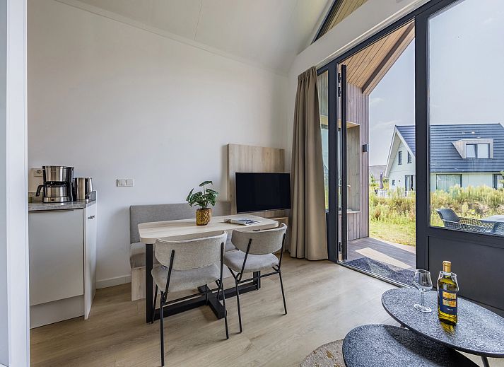 4-Personen-Huette 4B5 in Someren, De Peel, mit moderner Holzfassade und Terrasse.