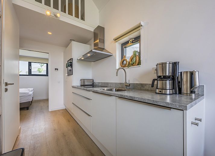 4-Personen-Huette 4B5 in Someren, De Peel, mit moderner Holzfassade und Terrasse.