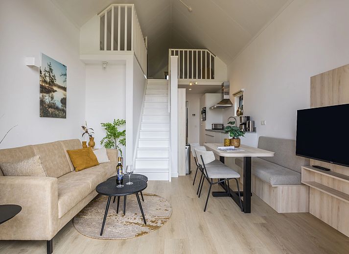 Gemuetliche Sitzecke in der 4-Personen-Lodge 4B5, Someren, De Peel, mit viel Tageslicht.