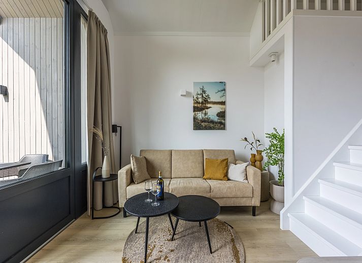 Gemuetliche Sitzecke in der 4-Personen-Lodge 4B5, Someren, De Peel, mit viel Tageslicht.