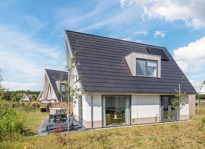 Buitenzijde van 6-persoonsbungalow 6L2 in Someren, De Peel, Noord Brabant met een prachtig uitzicht op de natuur.