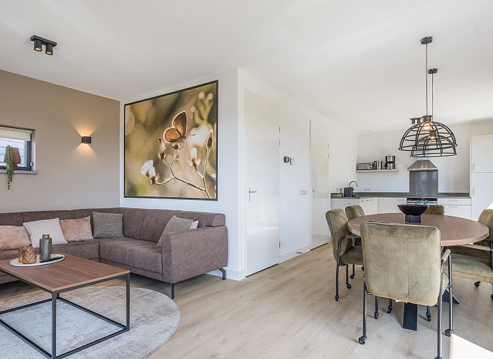 Moderne woonkamer van 6-persoonsbungalow 6L2 in Someren, De Peel, Noord Brabant met comfortabele zitruimte.