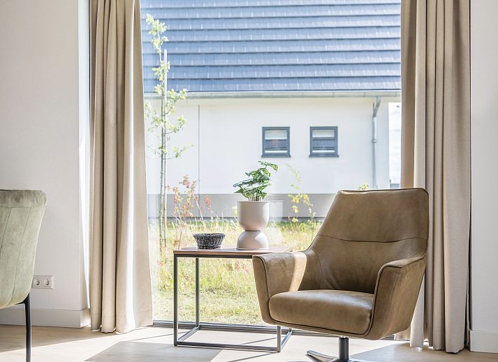 Moderne woonkamer van 6-persoonsbungalow 6L2 in Someren, De Peel, Noord Brabant met comfortabele zitruimte.