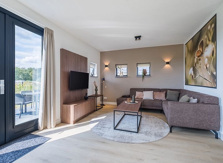 Moderne woonkamer van 6-persoonsbungalow 6L2 in Someren, De Peel, Noord Brabant met comfortabele zitruimte.