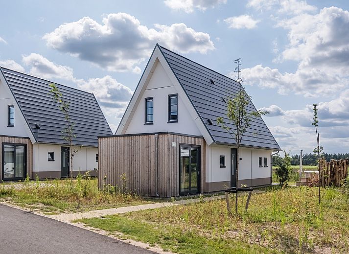 Gezellige zithoek in 6-persoonsbungalow 6L2, Someren, De Peel, Noord Brabant met uitzicht op de tuin.