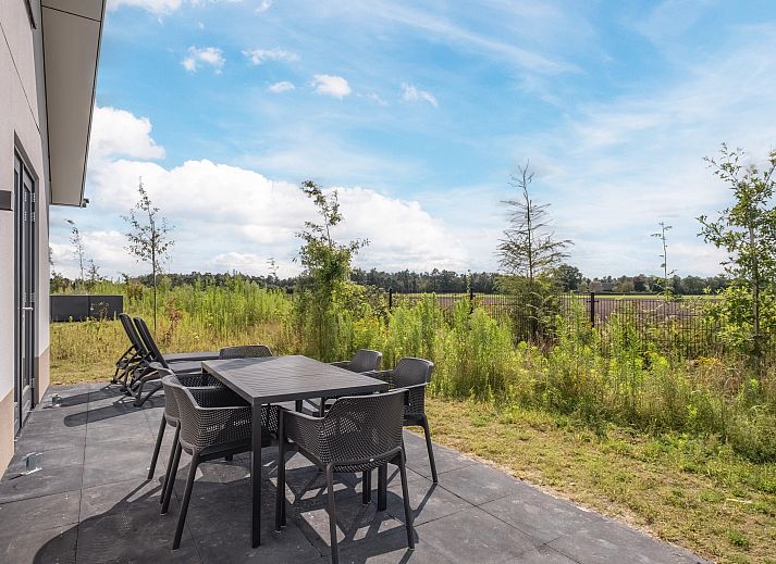 Gezellige zithoek in 6-persoonsbungalow 6L2, Someren, De Peel, Noord Brabant met uitzicht op de tuin.