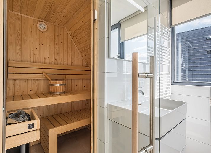 Gezellige zithoek in 6-persoonsbungalow 6L2, Someren, De Peel, Noord Brabant met uitzicht op de tuin.