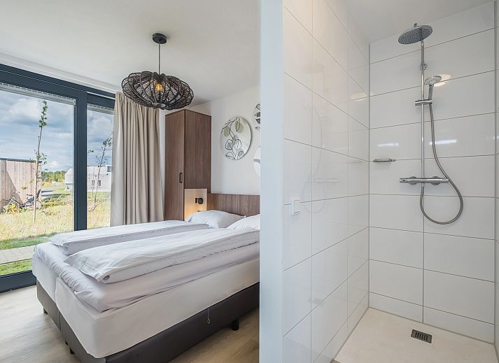 Stijlvolle leeshoek in 6-persoonsbungalow 6L2, Someren, De Peel, Noord Brabant met uitzicht op de omgeving.