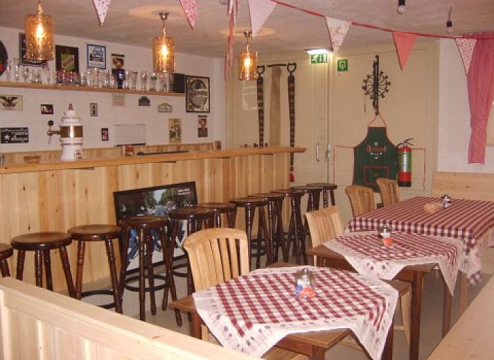 Enjoy the serene garden at B&B bij Kaat in Liessel, De Peel, with an inviting terrace for relaxation.