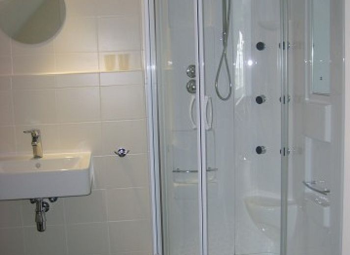 Enjoy the serene garden at B&B bij Kaat in Liessel, De Peel, with an inviting terrace for relaxation.