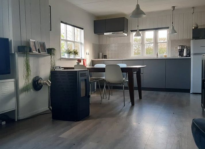 Gezellig terras bij Vakantiehuisje in Aarle-Rixtel, De Peel, omringd door natuur en rust.