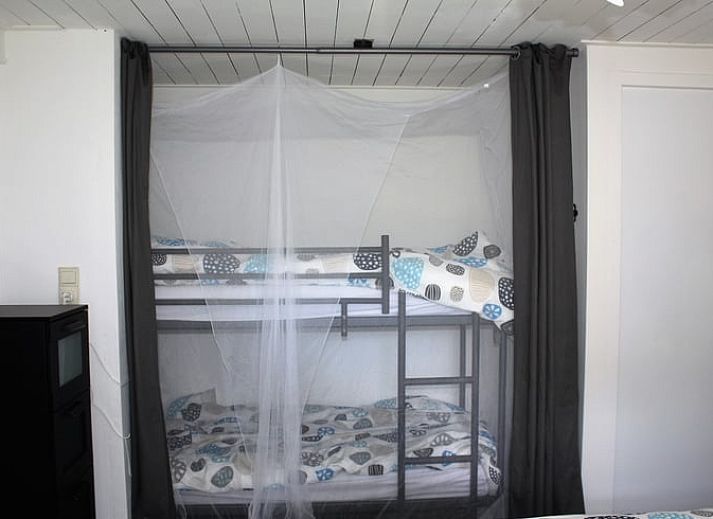 Vakantiehuisje in Aarle-Rixtel, Noord Brabant, met zonnig terras en uitzicht op het platteland.