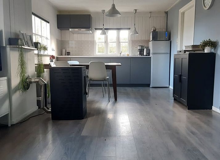 Vakantiehuisje in Aarle-Rixtel, Noord Brabant, met zonnig terras en uitzicht op het platteland.