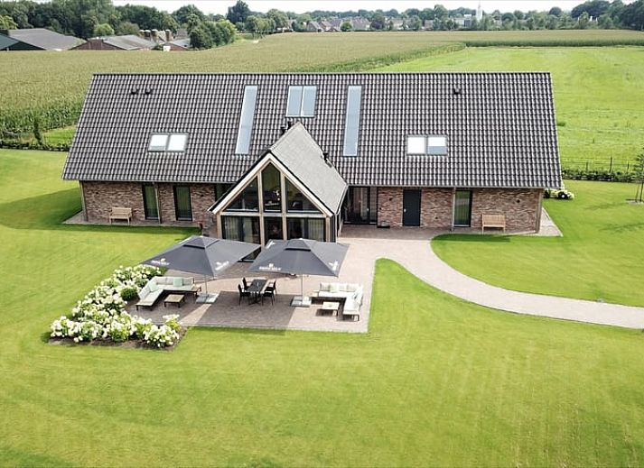 Luchtfoto van Vakantiehuisje in Milheeze met groene tuin in De Peel, Noord Brabant.