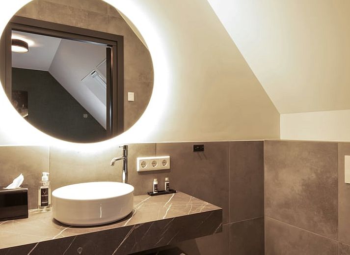 Ruim terras bij Vakantiehuisje in Milheeze omgeven door natuur in De Peel, Noord Brabant.