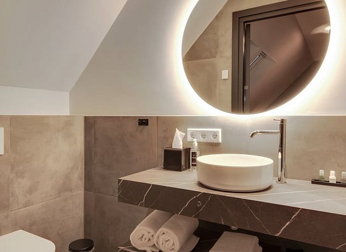 Ruim terras bij Vakantiehuisje in Milheeze omgeven door natuur in De Peel, Noord Brabant.