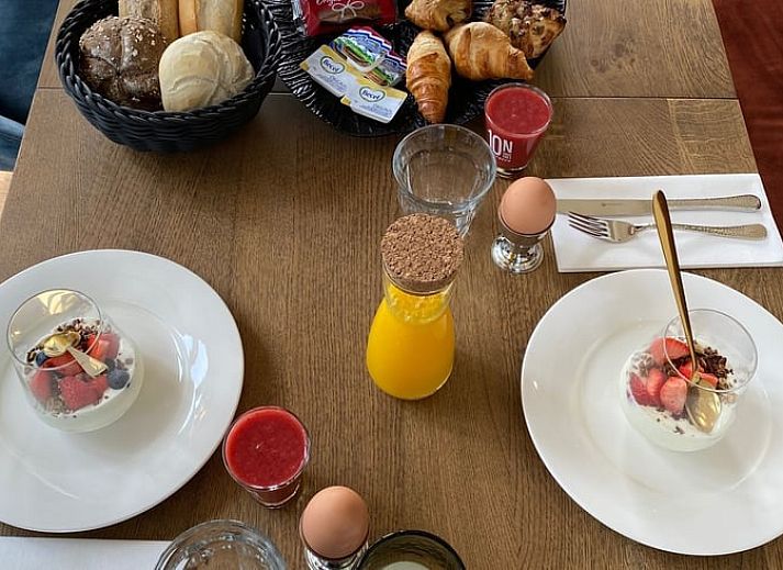 Moderne slaapkamer met dakraam in Vakantiehuisje in Milheeze, De Peel, Noord Brabant.