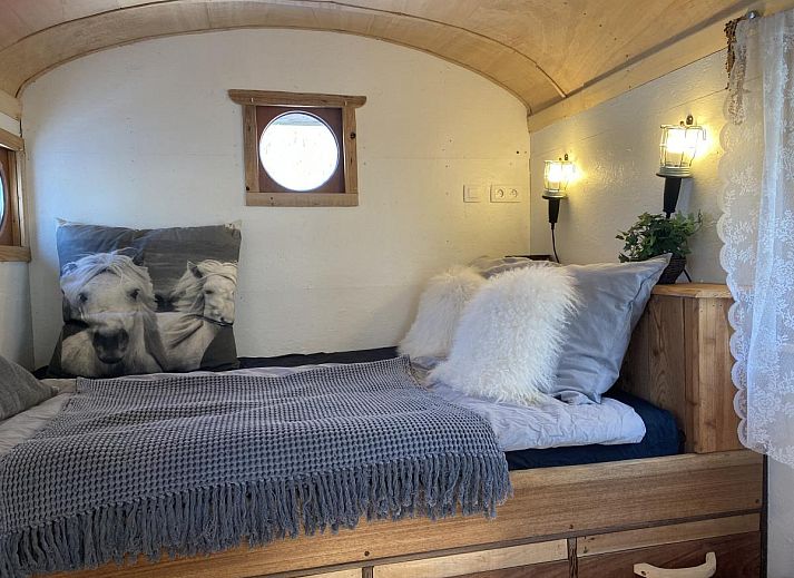 Gemuetliches Interieur des Pipowagen het Oventje in Zeeland, De Peel, Nordbrabant mit gemuetlichem Schlafzimmer.